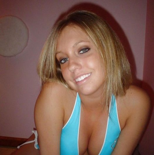 Jolie blonde infidèle recherche aventure adultère avec H mur